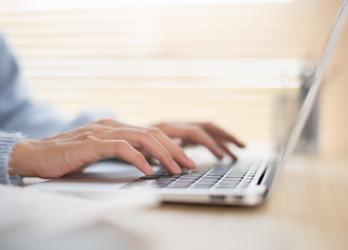 Femme tapant sur son clavier de PC