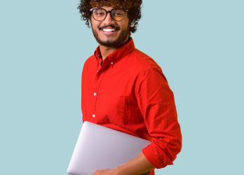 homme souriante avec ordinateur