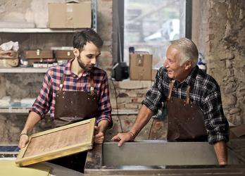 Photo de deux générations d'artisans 