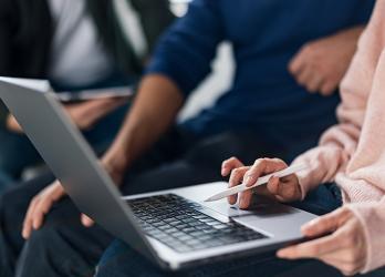 Photo en gros plan de main sur un ordinateur pour illustrer la formation Créer et Gérer son site internet de la CM-Alsace