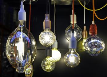 Photo de luminaires avec ampoules transparentes pour illustrer la formation luminaires Normes CE