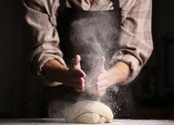 mains qui façonnent le pain
