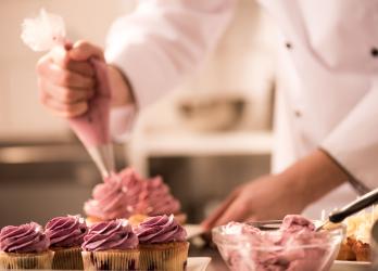 poche à douille et creme sur des cupcakes