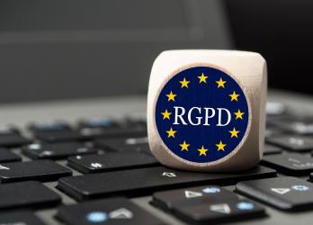 un dé avec l'inscription RGPD sur un clavier d'ordinateur
