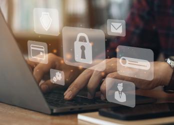 un homme qui tape sur son clavier d'ordinateur
