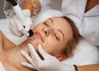 une esthéticienne qui fait des soins à une cliente