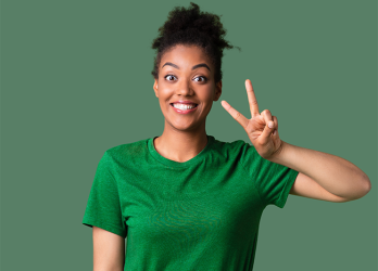 Une femme avec un t-shirt vert sourit