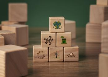Pyramide de cubes en bois où sont représentés des symboles RSE