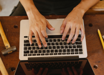 ordinateur sur un établi avec des outils