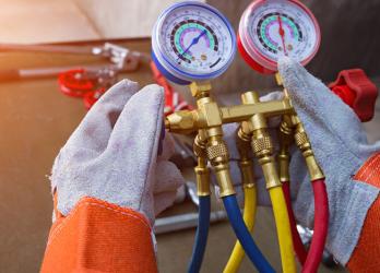 Photo en gros plan de réglages de pression pour illustrer le BM technicien supérieur en installations sanitaires et thermiques