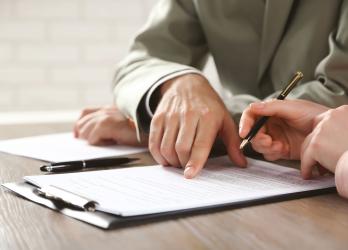 des mains sur un document papier