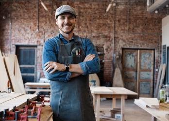 Jeune homme content dans son atelier