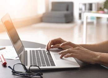 Personne tapant sur le clavier d'un ordinateur portable 