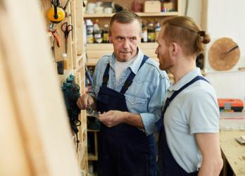 Deux personnes qui discutent dans un atelier