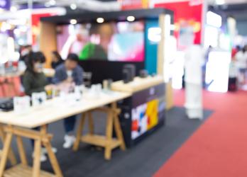 Photo d'un stand en salon flouté 