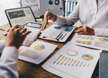 des personnes en train de calculer et analyser des documents