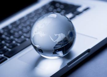Mappemonde reposant sur un clavier d'ordinateur 