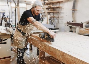 Photo d'un élève en atelier pratique du CAP Ebéniste