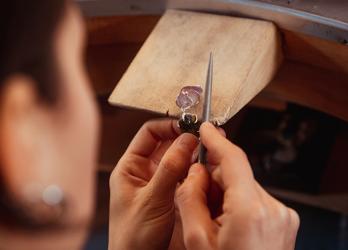 Travail de polissage sur pendentif
