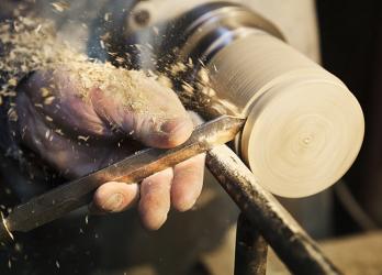 Photo de travail d'un tourneur sur bois en gros plan