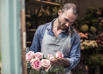 Photo d'un élève en CAP fleuriste sur son lieu d'apprentissage