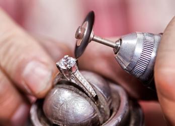 Photo montrant le travail de joaillerie 