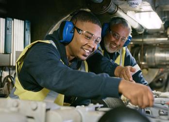 Photo d'un apprenti avec son maître d'apprentissage au travail