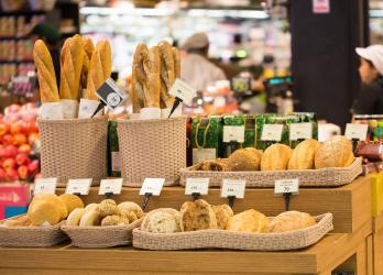 Différentes variétés de pains sur une étale 
