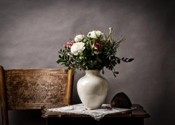 Vase avec des fleurs posé sur une table