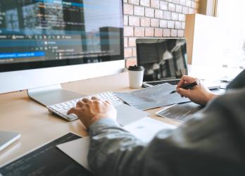 Personne en train de mettre à jour son site web