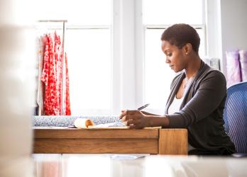 Femme en train de travailler sur son bureau 