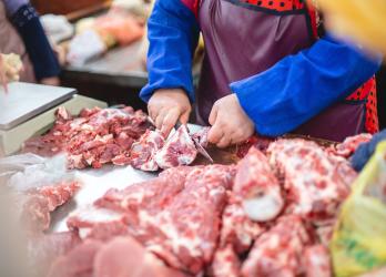 Boucher en train de découper un morceau de viande 