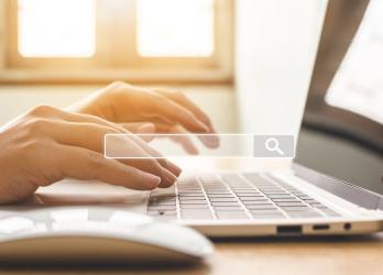 Personne qui tape sur un clavier de PC