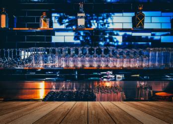 Arrière d'un comptoir de bar 