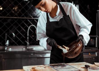 Jeune fille en train de verser du chocolat 