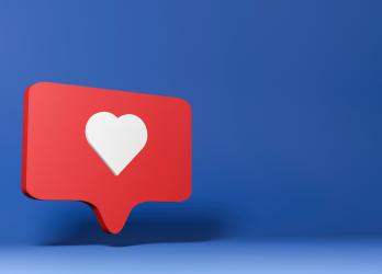 Logo "Like" Instagram sur un fond bleu