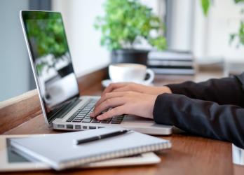 Personne tapant sur le clavier d'un ordinateur portable 