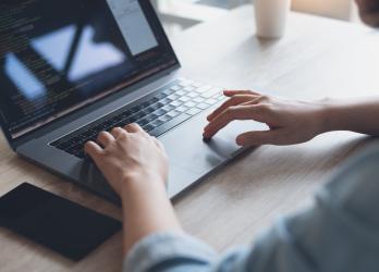 Personne tapant sur le clavier d'un ordinateur portable 