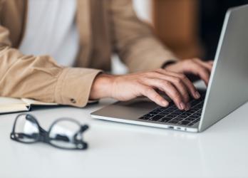 Personne tapant sur le clavier d'un ordinateur portable 