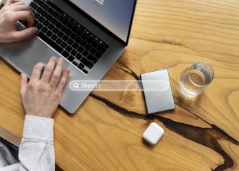 Personne tapant sur le clavier d'un ordinateur portable 