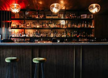 Photo d'un bar pour illustrer la formation permis d'exploitation recyclage