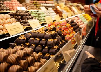 Vitrine de noël composée de gourmandises 