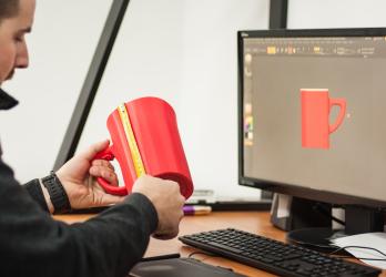 Homme qui crée un tasse en 3D
