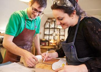 Photo d'artisans travaillant en famille