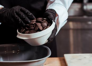 une personne fait des chocolat