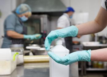une personne se lave les mains en cuisine