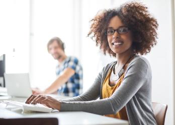 Photo de 2 artisans lors d'un atelier d'accompagnement sur Chorus PRO à la Chambre de Métiers d'Alsace