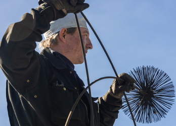 Photo d'un ramoneur pour illustrer le CTM fumiste option ramoneur