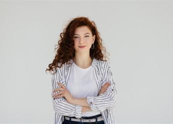 Femme qui sourit et croise les bras