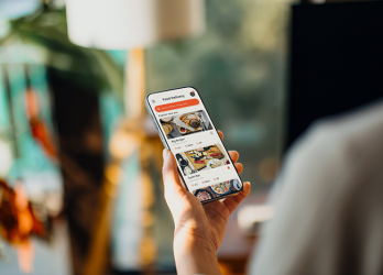 Visuel d'un site sur téléphone mobile pour la formation créer son site CM Alsace